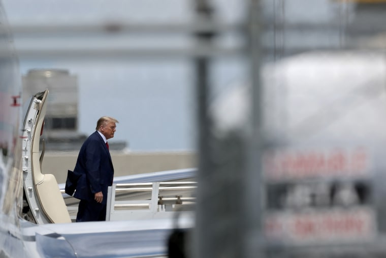 El expresidente Donald Trump llega al Aeropuerto Internacional de Miami el 12 de junio de 2023 en Miami, Florida.