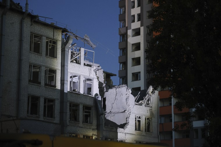 Un edificio dañado por un dron derribado durante un ataque ruso por la noche, en Kiev, Ucrania, el jueves 1 de junio de 2023.