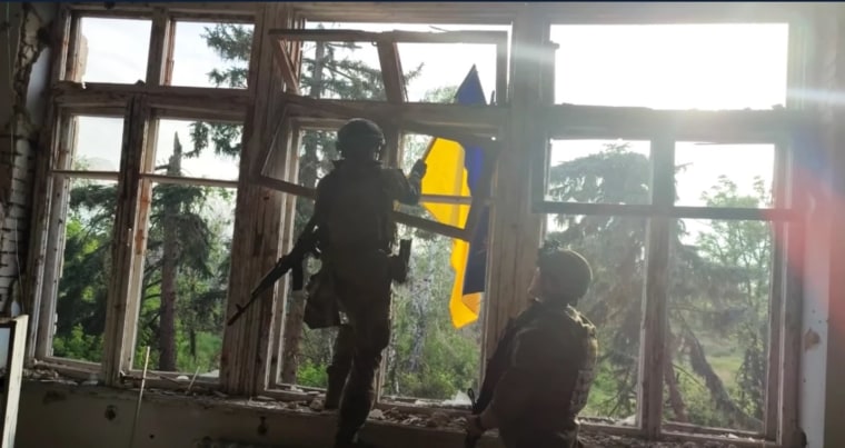 Tropas ucranianas izaron el domingo una bandera nacional en un edificio bombardeado que, según afirman, se encuentra en la localidad de Blahodatne, en Donetsk.