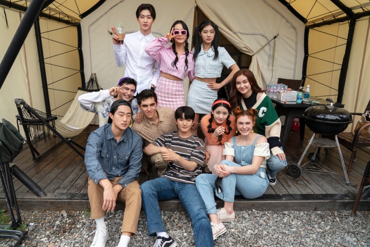 (L to R) Peter Thurnwald as Alex, Kilua as Iguana Kid, Sang Heon Lee as Min Ho, Théo Augier as Florian, Gia Kim as Yuri, Choi Min-yeong as Dae, Sunny Oh as Mihee, Han Bi Ryu as Eunice, Anna Cathcart as Kitty Song Covey, Jocelyn Shelfo as Madison in episode 108 of XO, Kitty. 