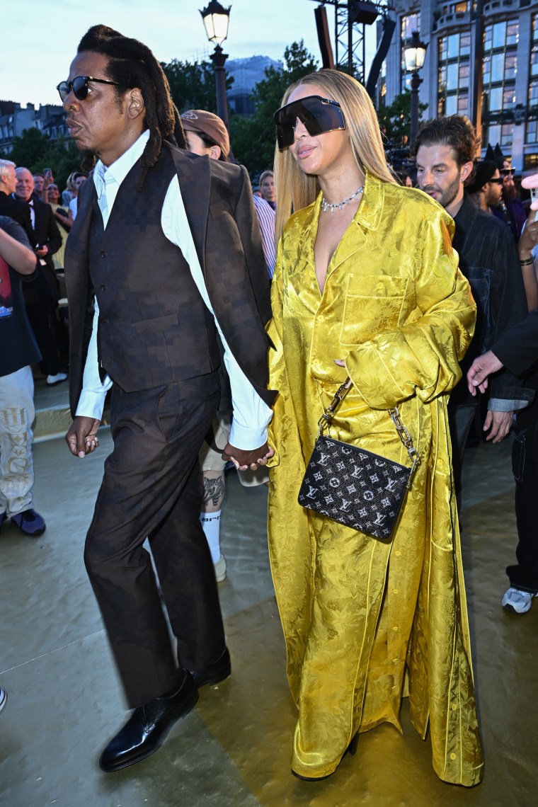 Jay-Z et Beyoncé font leur entrée dans le défilé.