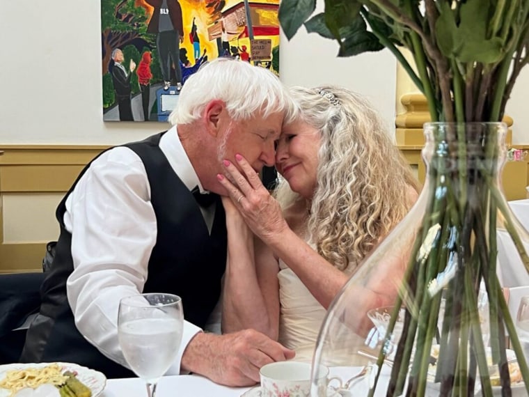 Bill James, de 77 años, y Sheri Shaw, de 70, compartiendo un tierno momento después de su boda el 11 de junio de 2023.