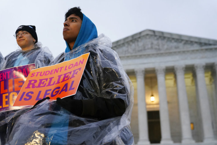 La Corte Suprema invalida el plan de Biden para condonar la deuda ...