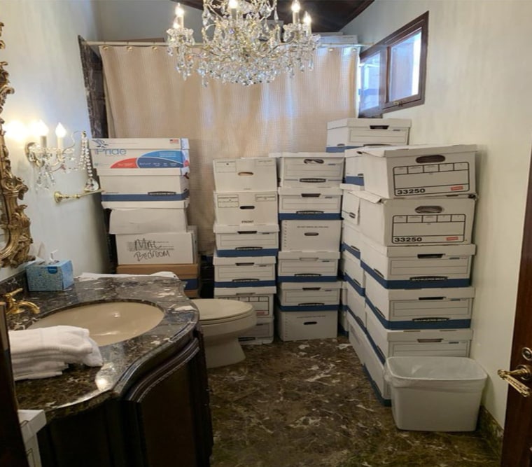 La imagen que muestra cajas almacenadas en un baño en el Lake Room en la propiedad Mar-a-Lago.