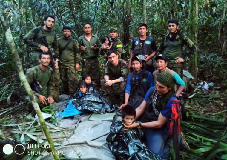 Fotografía cedida por las Fuerzas Militares de Colombia del grupo de soldados e indígenas en el momento del rescate de los cuatro niños tras permanecer 40 días en la selva, en Guaviare, Colombia.
