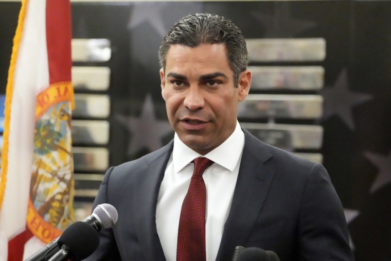 Francis Suarez, alcalde de Miami, en una conferencia de prensa en Miami, el 13 de junio de 2023.