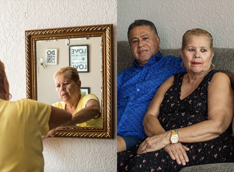 Irma Martínez y su esposo, José. Ella describe a Guánica como "un pueblo casi fantasma" por las tardes, ya que a la mayoría de las personas mayores les gusta "meterse temprano".