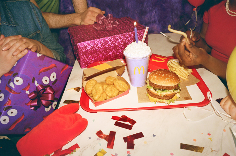 Le repas d'anniversaire Grimace, complet avec Grimace Shake.