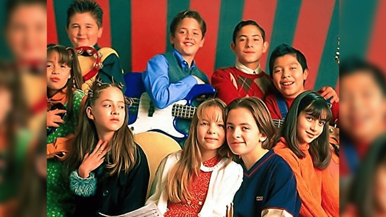 Mickey Santana (suéter rojo con rombos), junto a Belinda y el resto del elenco de 'Amigos por siempre', 2000.