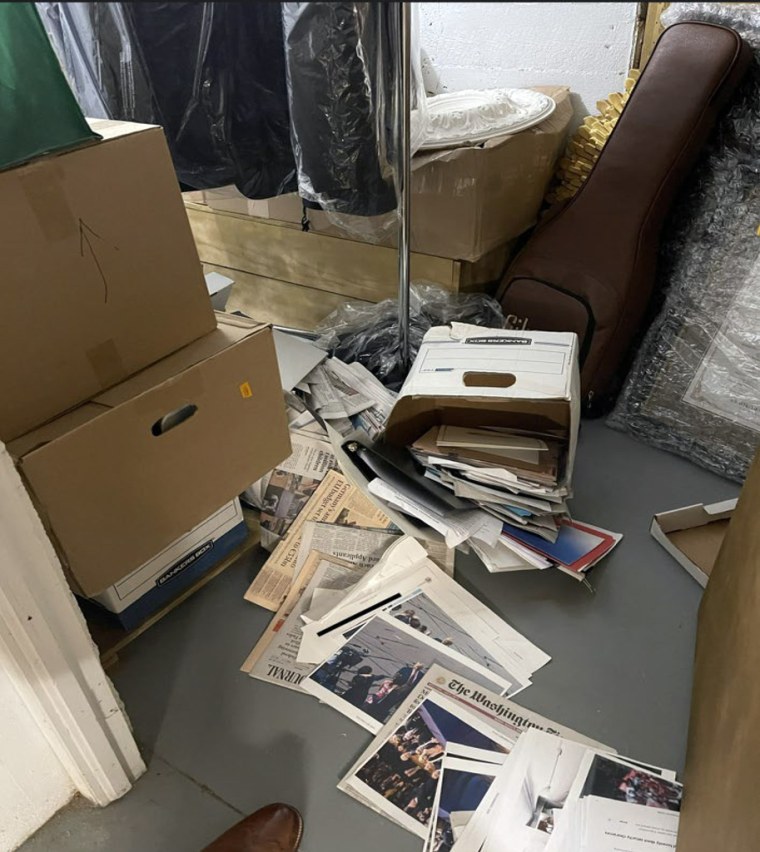 Esta imagen, que forma parte de la acusación contra Trump, muestra cajas con documentos desparramados por el piso en una sala de Mar-a-Lago el 7 de diciembre de 2021.