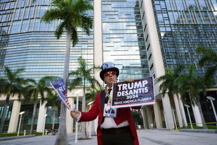 Un simpatizante de Donald Trump el 13 de junio de 2023, en Miami, Florida. 