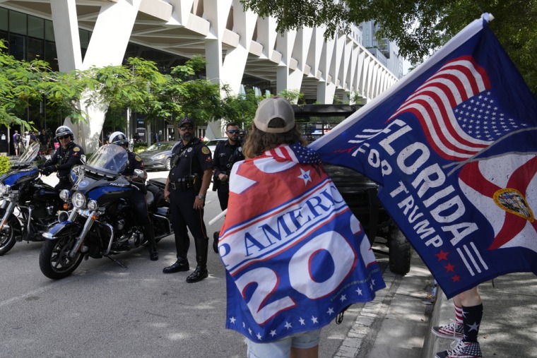 Partidarios de Donald Trump en las inmediaciones de la corte federal en Miami, el 13 de junio de 2023. 