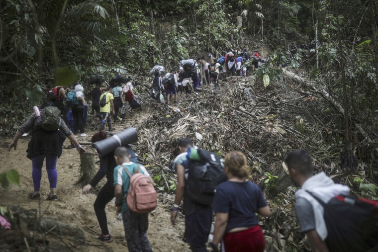 Migrantes caminan por el Tapón del Darién desde Colombia a Panamá con la esperanza de llegar a EE.UU., el martes 9 de mayo de 2023.