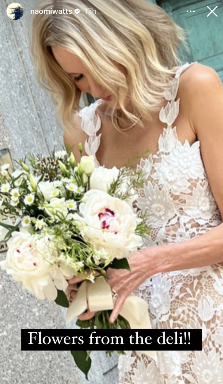 Naomi Watts avait l'air frappante en dentelle blanche de la tête aux pieds, tenant un bouquet d'une variété de fleurs blanches attachées dans un arc jaune.