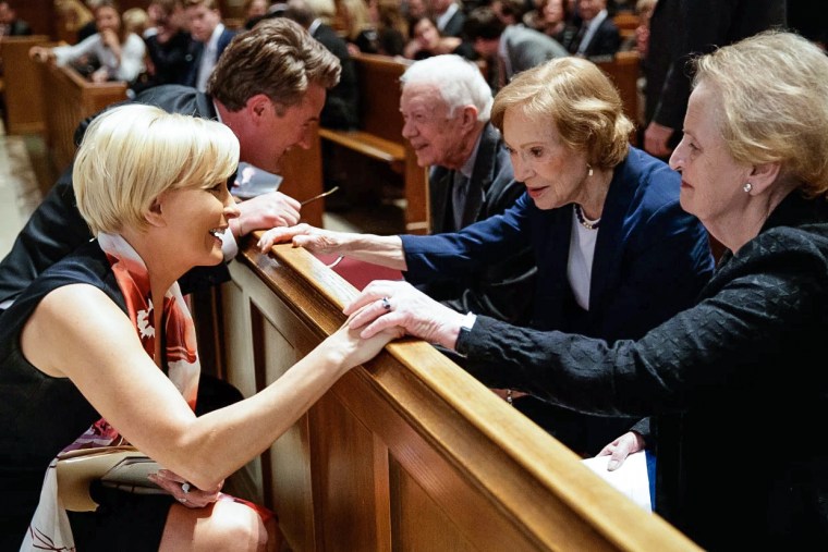 Mika Brzezinski en Joe Scarborough praten met voormalig president Jimmy Carter, zijn vrouw Rosalynn Carter en voormalig minister van Buitenlandse Zaken Madeline Albright tijdens de begrafenis van Brzezinski's vader in 2017.