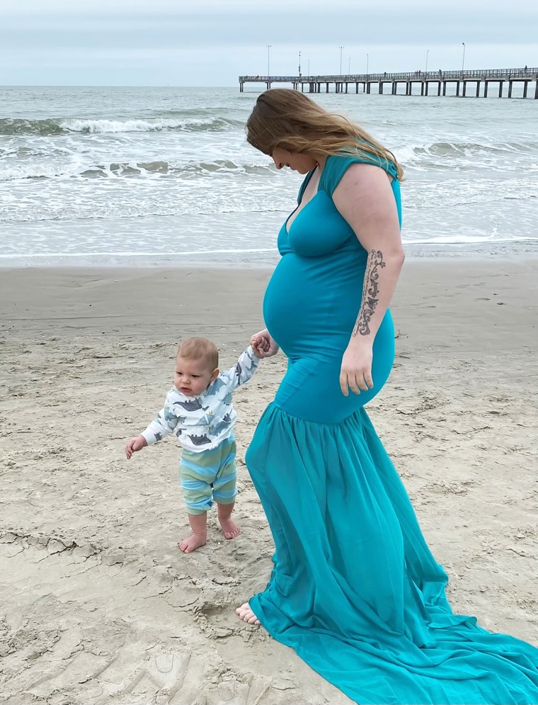Breaking News Madelynn walks on the seaside whereas pregnant with Asher.