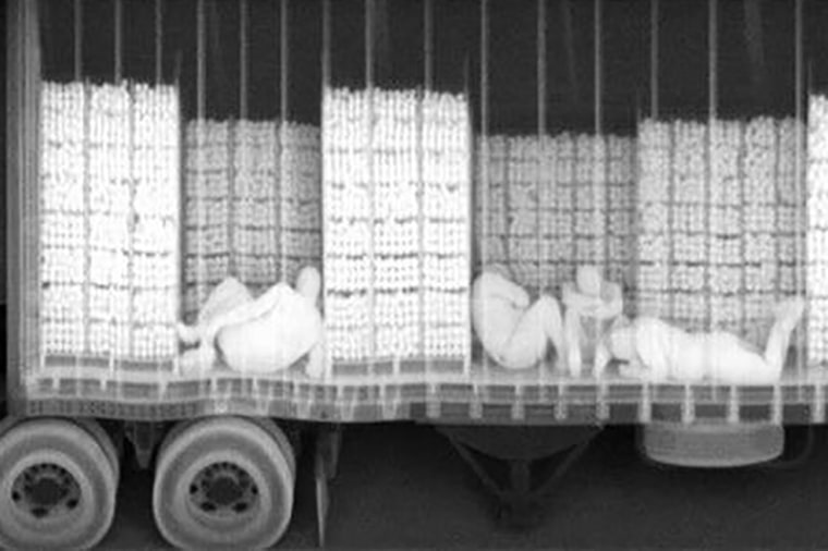 Image taken by an X-ray machine that reveals the presence of people inside a trailer. Experts believe that it is necessary to equip checkpoints on border roads with more technology.