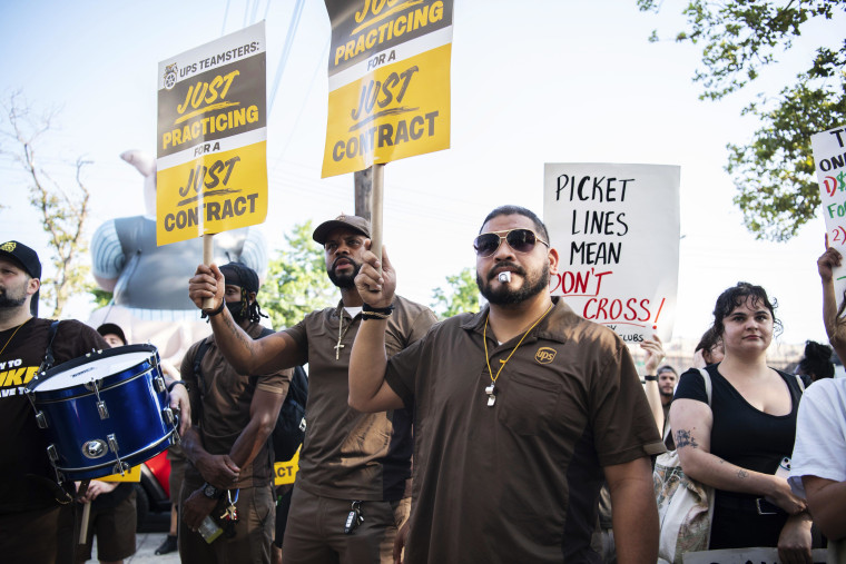 Contract negotiations between UPS and the union representing 340,000 of the company's workers broke down early Wednesday with each side blaming the other for walking away from talks. an)