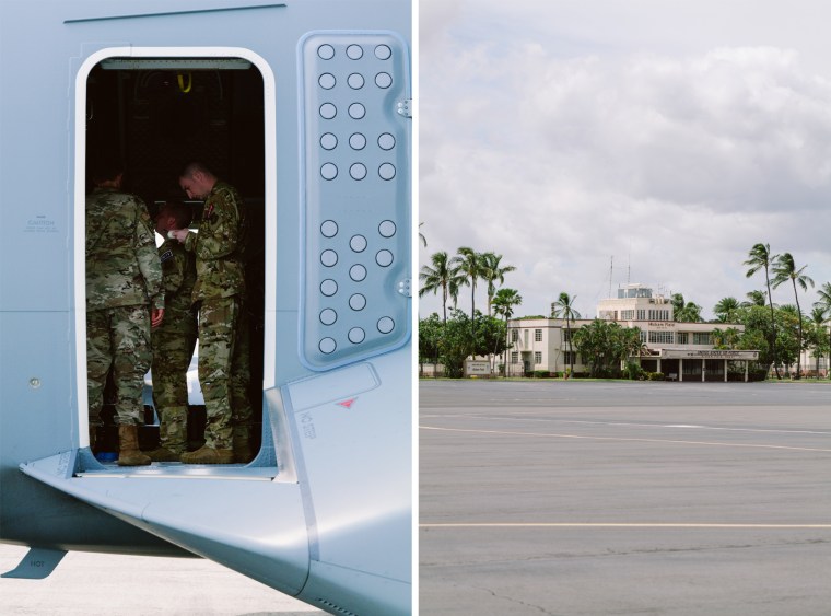 Personal británico en la Base de la Fuerza Aérea Hickam en Honolulu el domingo.