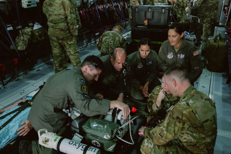 Aviadores trabajando con equipo médico en un Airbus A400M en la Base de la Fuerza Aérea Hickam en Honolulu el domingo.