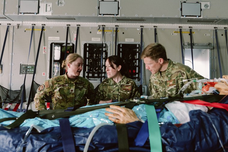Aviadores de los Estados Unidos y sus aliados practican evacuaciones médicas en un Airbus A400M en la Base de la Fuerza Aérea Hickam en Honolulu el 9 de julio de 2023.