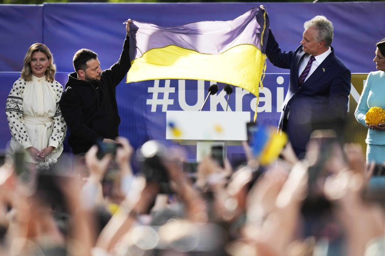 El presidente ucraniano Volodymyr Zelensky fustigó el martes "absurdo" la falta de un calendario para el ingreso de su país en la OTAN, inyectando duras críticas en una reunión de líderes de la alianza destinada a mostrar solidaridad ante la agresión rusa. 