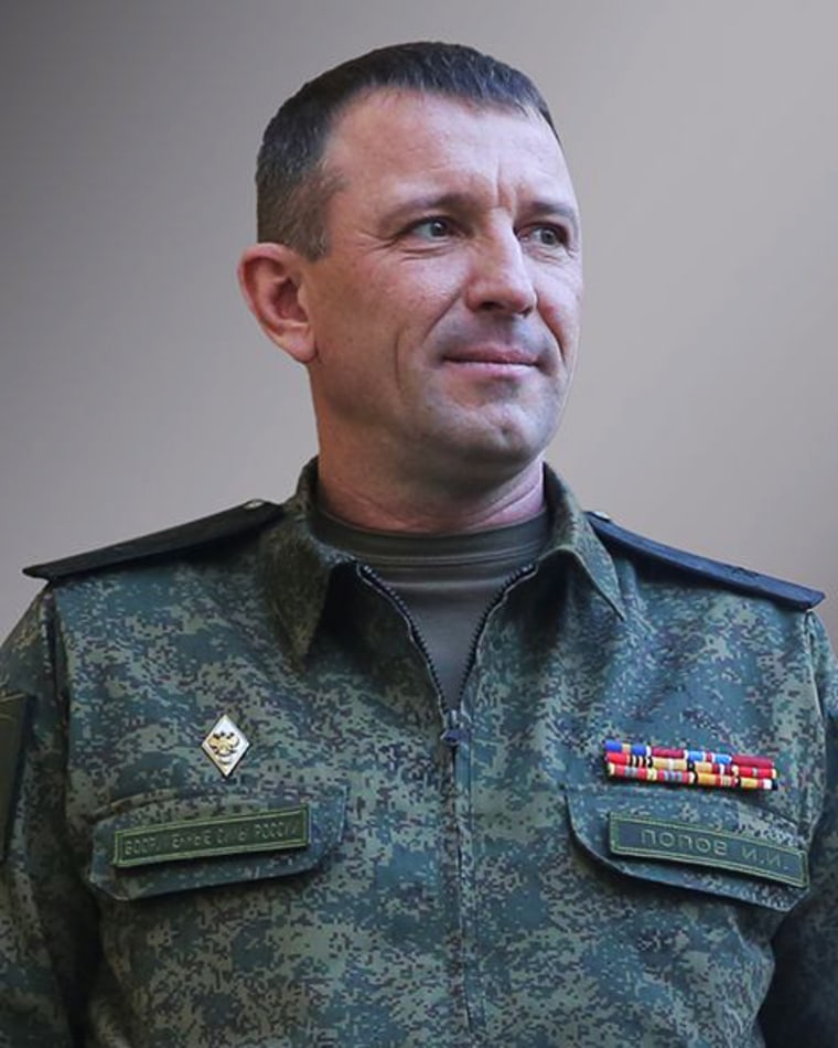 El general de división Ivan Popov con el ejército ruso. 
