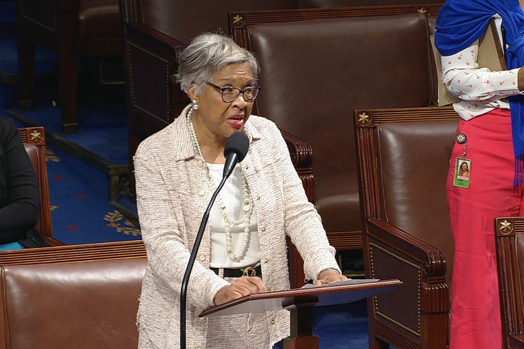 La representante Joyce Beatty, D-Ohio, habla en el piso de la Cámara el 13 de julio de 2023.
