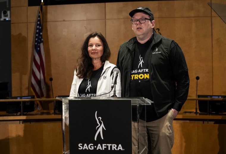 El presidente de SAG-AFTRA, Fran Drescher, y el director ejecutivo nacional y negociador en jefe de SAG-AFTRA, Duncan Crabtree-Ireland, anuncian una huelga en Los Ángeles el 13 de julio de 2023.
