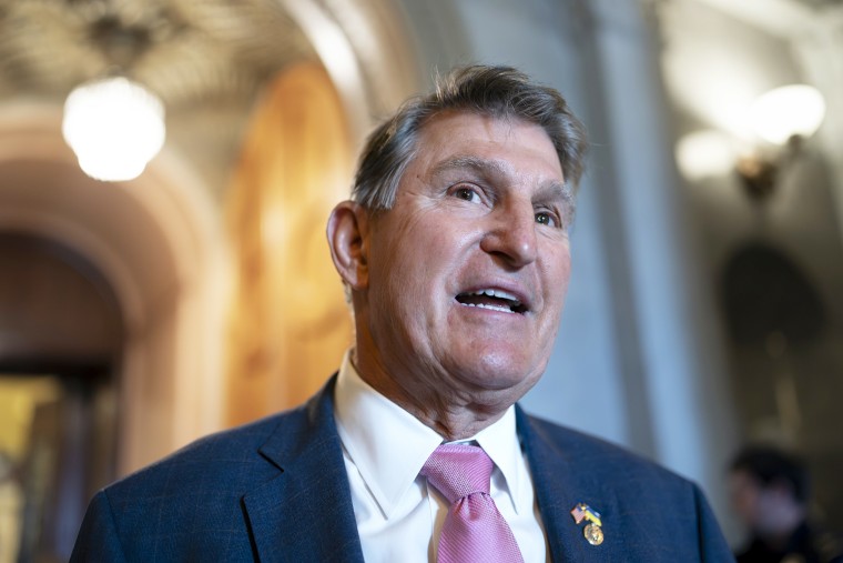 El Senador Joe Manchin, DW.Va., Presidente del Comité Senatorial de Energía y Recursos Naturales, habla con un colega afuera de la cámara en el Capitolio en Washington, el martes 13 de junio de 2023.