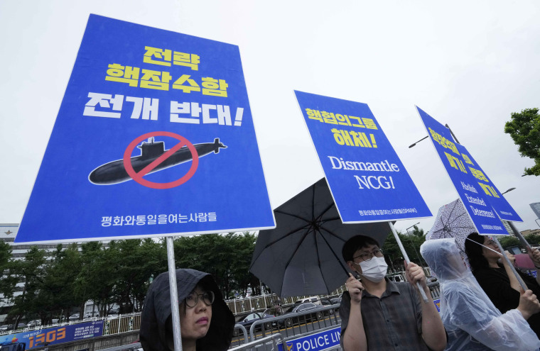 Un grupo asesor bilateral de funcionarios de Corea del Sur y Estados Unidos se reunió en Seúl el martes para discutir el fortalecimiento de las capacidades de disuasión de sus países contra las amenazas nucleares en evolución de Corea del Norte.  Los signos leen "Oposición al despliegue de submarinos nucleares." 