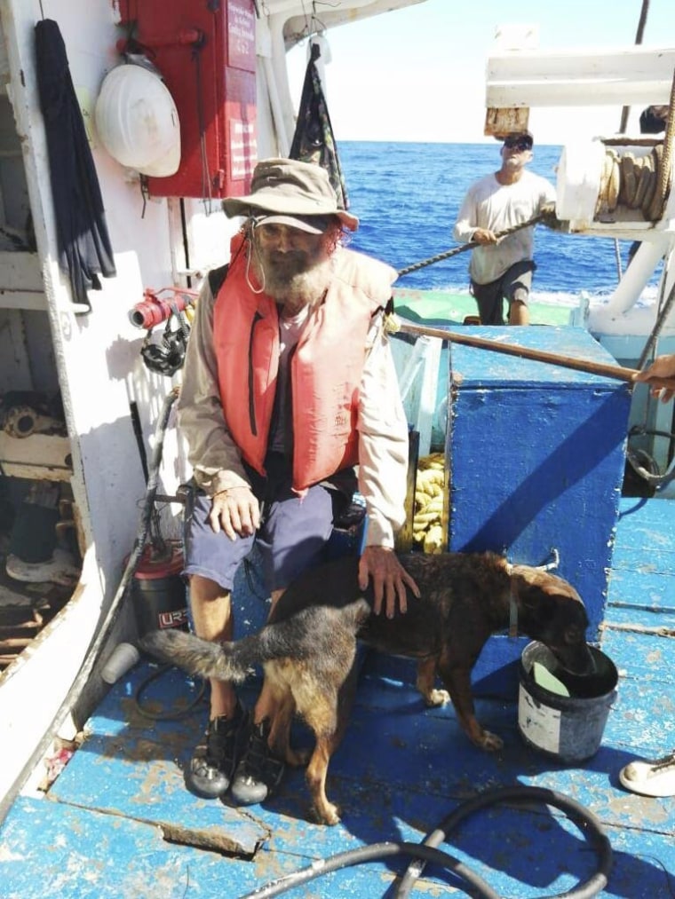 Le marin australien Tim Shaddock et son chien, Bella, ont été secourus après avoir passé deux mois perdus dans l'océan Pacifique.