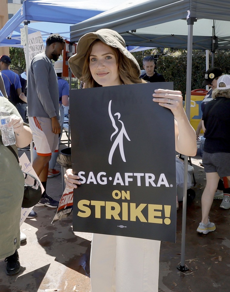 Mandy Moore se une a los miembros de SAG-AFTRA y WGA mientras caminan por la línea de piquete en Los Ángeles