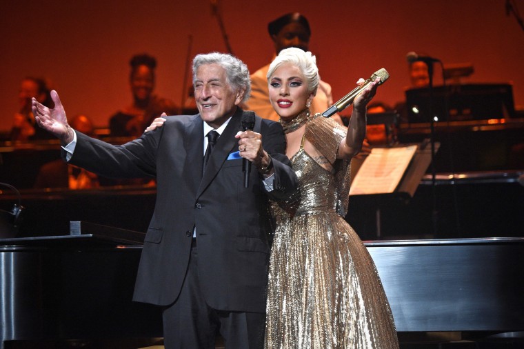 Tony Bennett y Lady Gaga actúan en vivo en el Radio City Music Hall de Nueva York en 2021.