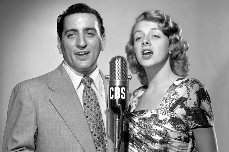 Tony Bennett y Rosemary Clooney actúan en el programa musical de televisión de CBS "canciones en venta" en 1950.