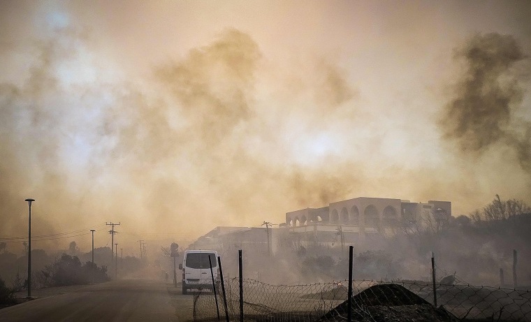Image: TOPSHOT-GREECE-WEATHER-ENVIRONMENT-CLIMATE-WILDFIRE