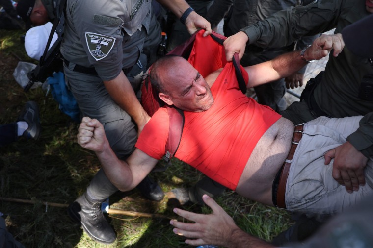 Las fuerzas de seguridad israelíes expulsan a un manifestante durante una sentada a la entrada de la Knesset en Jerusalén.