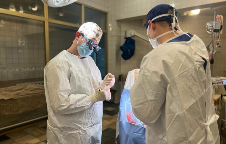 Connor Berlin, left, in surgery alongside Rostilav Malyi. 