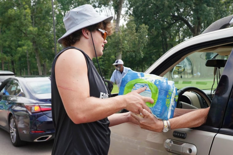 A water distribution site at Forest Hill Elementary School in Germantown, Tenn.