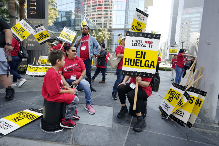 Trabajadores hoteleros en huelga se concentran frente al hotel Intercontinental tras abandonar su puesto de trabajo a primera hora del domingo 2 de julio de 2023, en el centro de Los Ángeles.