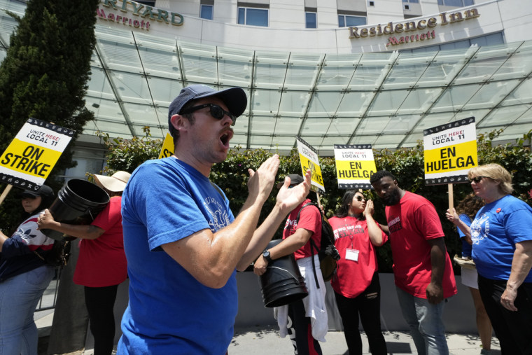 Los escritores de Hollywood, que han estado en huelga desde principios de marzo, apoyan el paro de los trabajadores frente al Residence Inn Marriott, en Los Ángeles, el lunes 3 de junio.