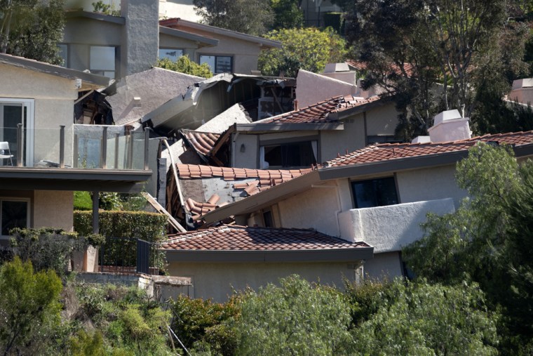 Casas en la península de Palos Verdes, en el sur de California, colapsan tras un deslizamiento de tierra. 