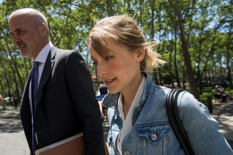 Allison Mack arribando a la U.S. District Court del Distrito Este de Nueva York, en junio de 2018.