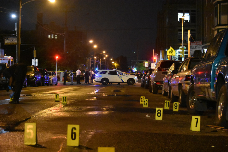 Una vista de la escena del crimen del tiroteo masivo en Philadelphia. 