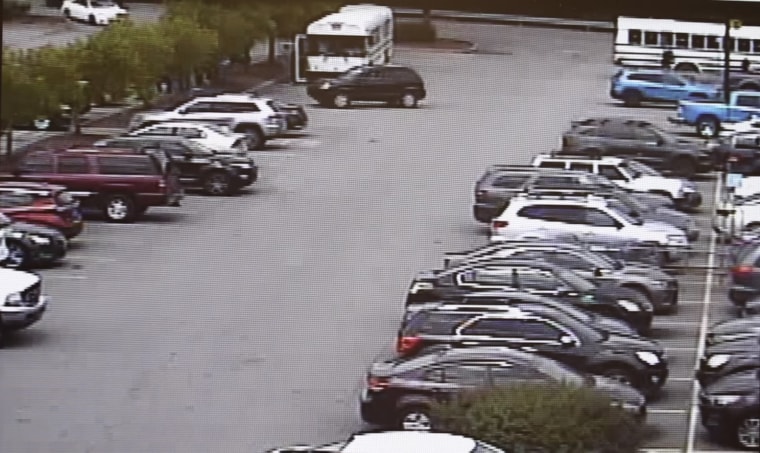 En la imagen se ve el vehículo negro segundos antes de arrollar a seis migrantes en un estacionamiento de Walmart en Lincolnton, Carolina del Norte.