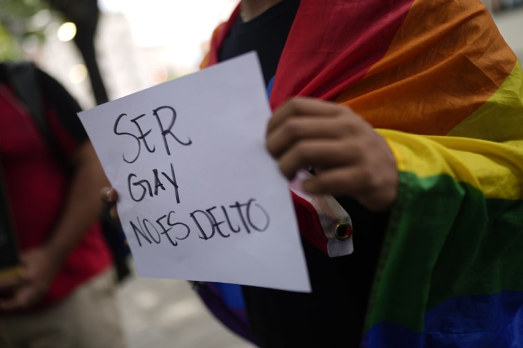 Personas de la comunidad LGBTIQ protestan frente al Ministerio Público, en Caracas, Venezuela, el viernes 28 de julio de 2023. 