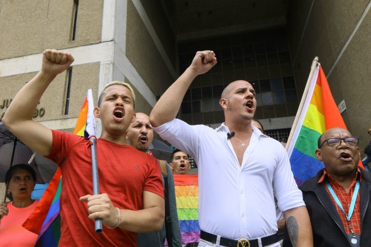 Miembros de la comunidad LGBTIQ protestan frente al tribunal en la ciudad de Valencia el 26 de julio de 2023