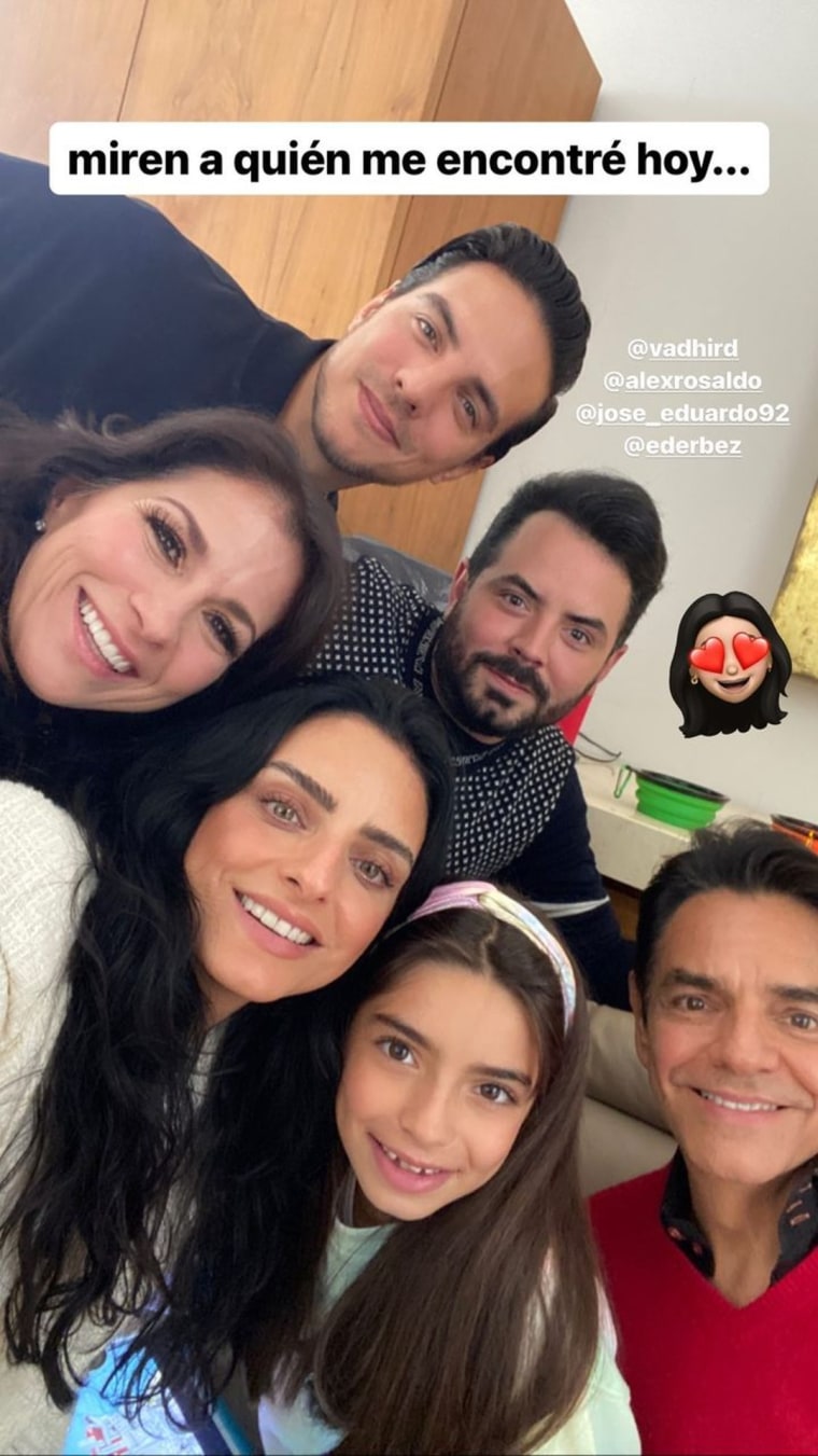 Aislinn Derbez junto a su papá, Eugenio, Alessandra Rosaldo, Aitana, Vadhir y José Eduardo Derbez