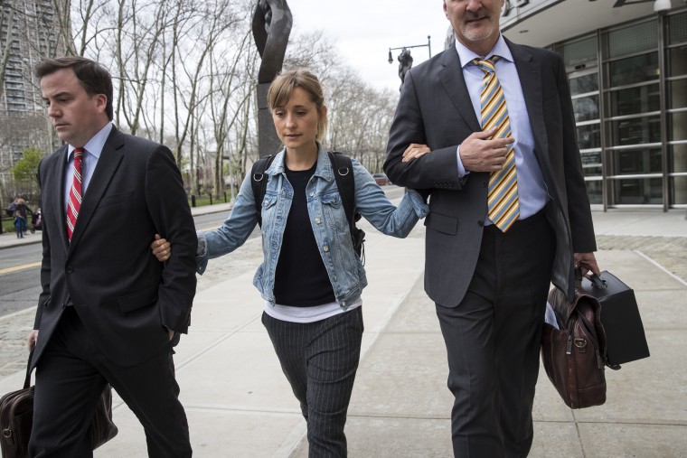 Allison Mack saliendo del U.S. District Court para el Distrito Este de Nueva York, en abril de 2018.
