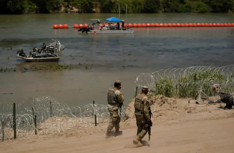 Miembros de la Guardia Nacional patrullan la frontera mientras instalan boyas en el Río Grande cerca de Eagle Pass, Texas, el 12 de julio de 2023.